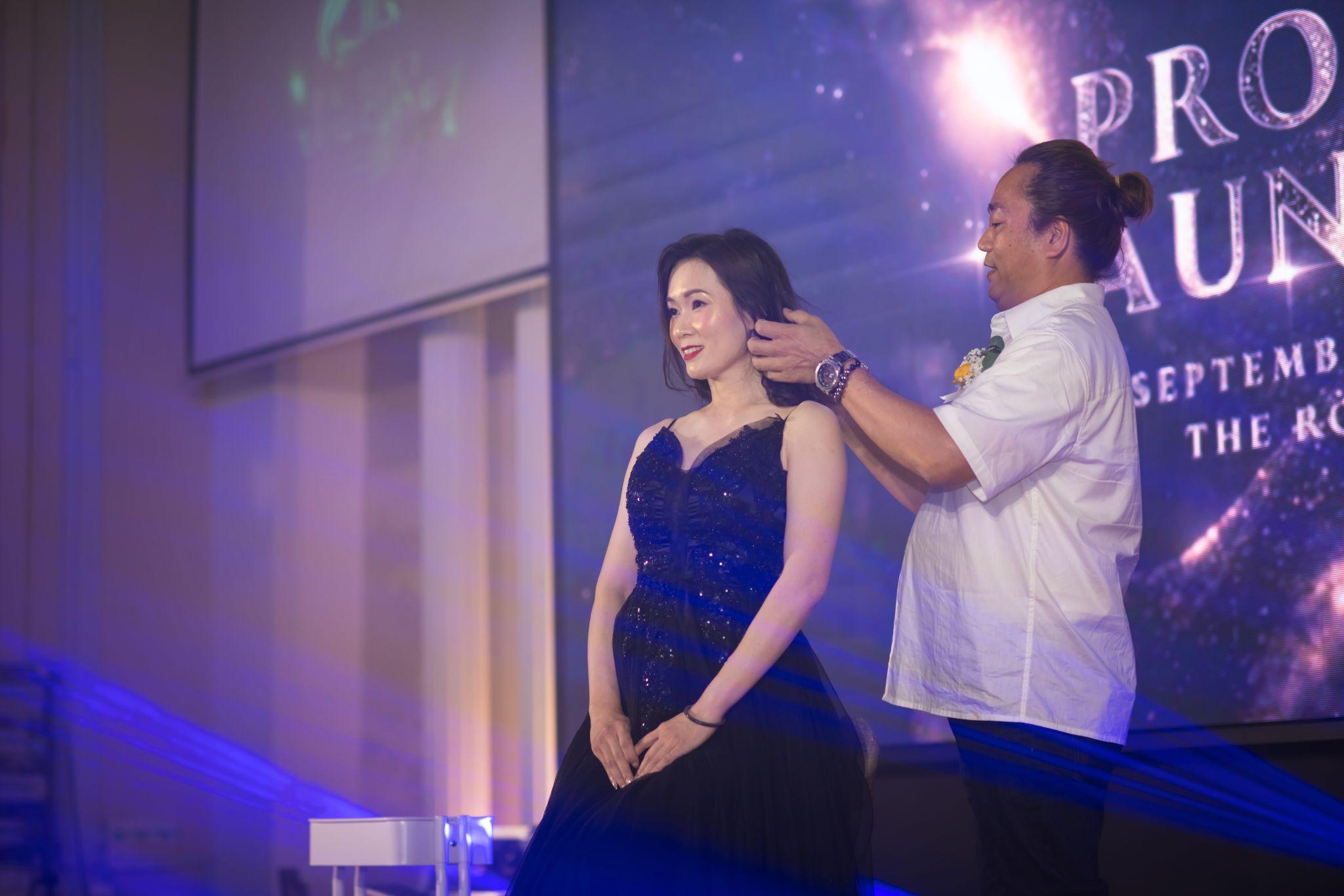 Live hair demonstration on the QISS launch stage